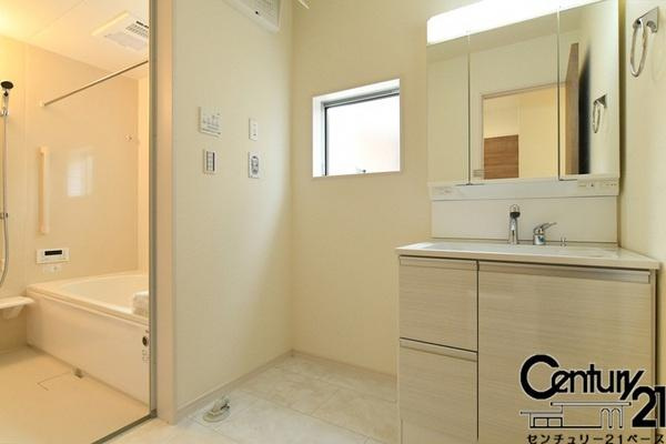 リーブルガーデン黒田 ３号棟 ／新築一戸建の内観：施工例|■三面鏡タイプのミラーキャビネット！収納スペースも豊富です！■