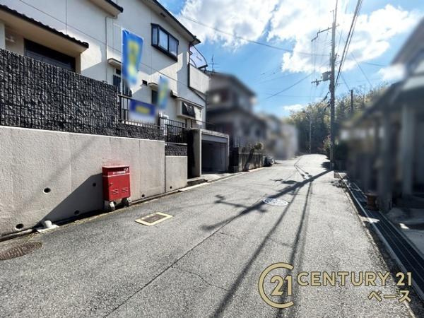 北葛城郡上牧町緑ケ丘１丁目　一戸建の前面道路含む現地写真|■現地撮影写真■前面道路の幅員は約６ｍとお車の出し入れもラクラク！