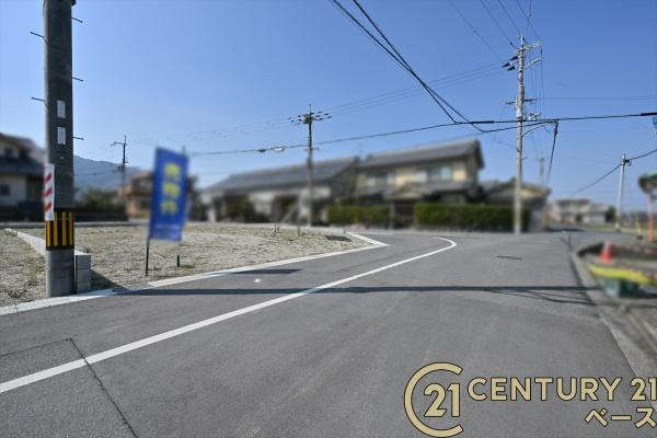 葛城市葛木 ３号地　建築条件なし土地の前面道路含む現地写真|■現地撮影写真■道路との高低差がないフラットな敷地です！