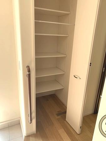 生駒市小明町　一戸建の収納|■現地撮影写真■あると嬉しい便利な廊下収納完備！