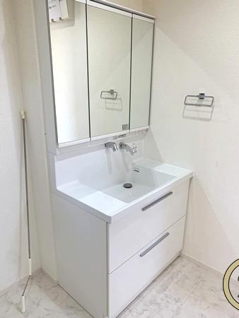 生駒市小明町　一戸建の独立洗面台|■現地撮影写真■三面鏡タイプのミラーキャビネット！収納スペースも豊富です！