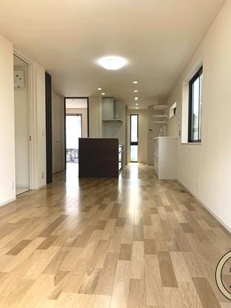 生駒市小明町　一戸建の居間・リビング|■現地撮影写真■暖かみある居心地の良い空間が広がります！
　　　　　　　　すぐ横には和室もございます！