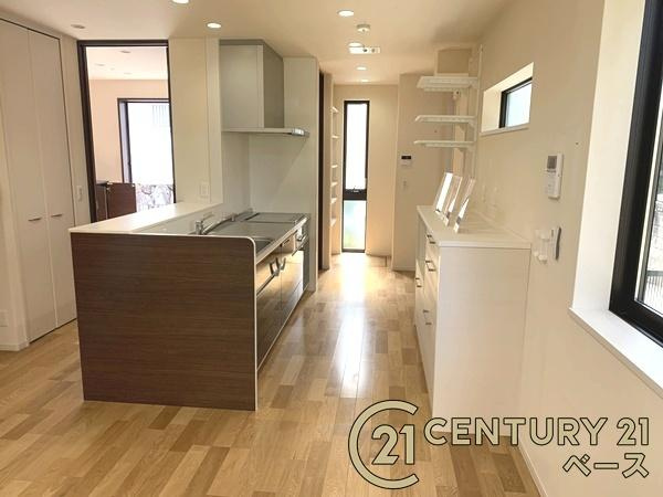 生駒市小明町　一戸建のキッチン|■現地撮影写真■広々キッチンで快適お料理！便利な収納スペースも完備！