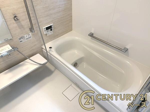 生駒市小明町　一戸建の浴室|■現地撮影写真■ゆったりしたサイズの浴室！足を伸ばしての入浴は疲れも癒してくれます！