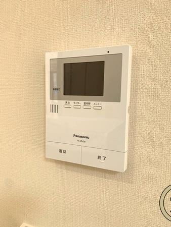 生駒市小明町　一戸建の内装|■現地撮影写真■ＴＶモニター付きインターホンで防犯対策もバッチリ！来客も一目でわかり安心です！