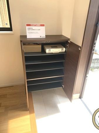 生駒市小明町　一戸建の玄関|■現地撮影写真■すっきりとした玄関が家族やお客様を迎えてくれます！