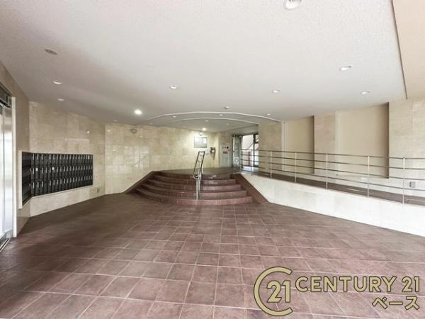 グローバル二上駅前のエントランス|■現地撮影写真■暖かみある雰囲気の開放感あるエントランスです！