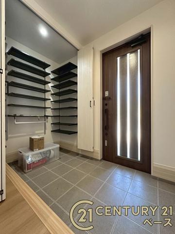 大和高田市大谷 ／新築一戸建の玄関|■現地撮影写真■すっきりとした明るい玄関が家族やお客様を迎えてくれます！