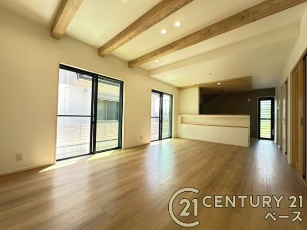 大和高田市大谷 ／新築一戸建の居間・リビング|■現地撮影写真■窓ガラスは気密性を高めるペアガラスを採用！結露防止にも効果的です！