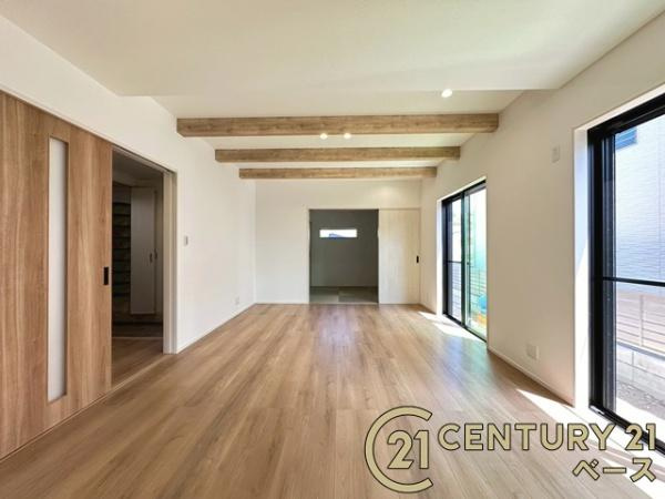 大和高田市大谷 ／新築一戸建の居間・リビング|■現地撮影写真■暖かみある居心地の良い空間が広がります！