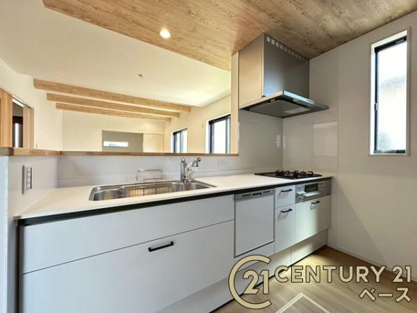 大和高田市大谷 ／新築一戸建のキッチン|■現地撮影写真■収納力と使いやすさを追求したシステムキッチンです！食洗機付きで毎日の洗い物も楽々！