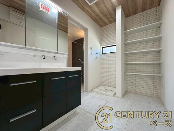 大和高田市大谷 ／新築一戸建の独立洗面台|■現地撮影写真■三面鏡タイプのミラーキャビネット！収納スペースも豊富です！