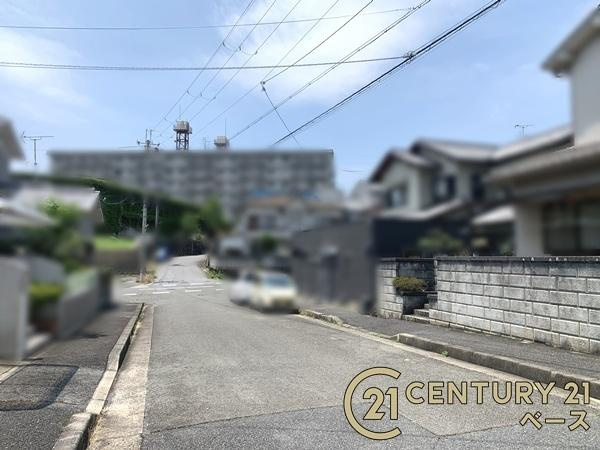 生駒郡三郷町立野南１丁目　一戸建の前面道路含む現地写真|■現地撮影写真■前面道路の幅員は約６ｍとお車の出し入れもラクラク！