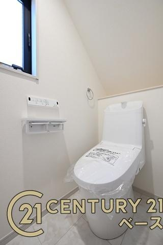 御所市栄町 ２号棟 ／新築一戸建のトイレ|■現地撮影写真■１・２階ともに清潔感ある綺麗なお手洗を完備！