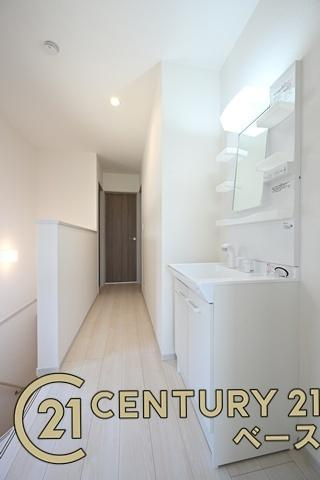 御所市栄町 ２号棟 ／新築一戸建の内装|■現地撮影写真■こちらは２階廊下部分です！洗面台がございます！