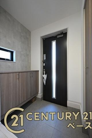 御所市栄町 ２号棟 ／新築一戸建の玄関|■現地撮影写真■すっきりとした明るい玄関が家族やお客様を迎えてくれます！