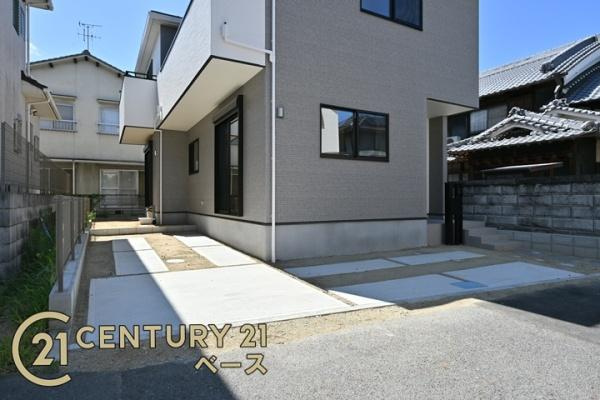 御所市栄町 ２号棟 ／新築一戸建の駐車場|■現地撮影写真■駐車スペース２台分完備！