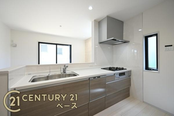 御所市栄町 ２号棟 ／新築一戸建のキッチン|■現地撮影写真■家族とのコミュニケーションがとりやすい人気のカウンターキッチン！