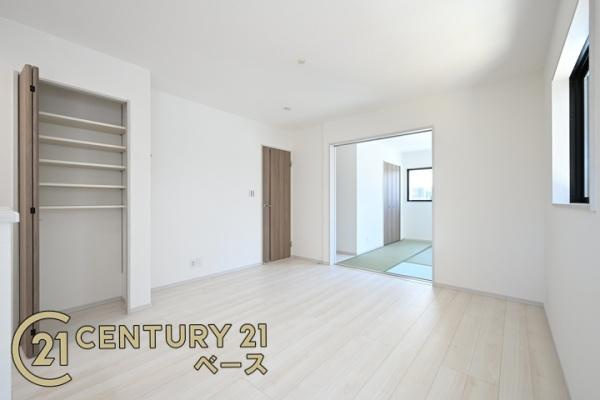 御所市栄町 ２号棟 ／新築一戸建の居間・リビング|■現地撮影写真■開放的で明るい空間のリビングです！