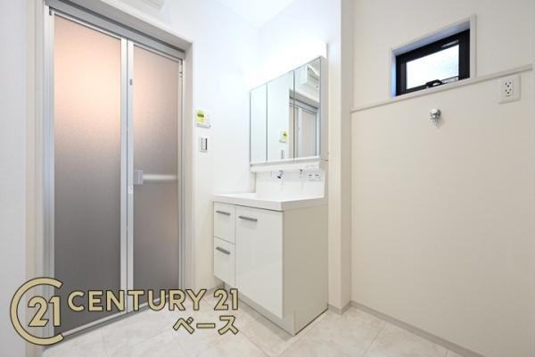 御所市栄町 ２号棟 ／新築一戸建の独立洗面台|■現地撮影写真■三面鏡タイプのミラーキャビネット！収納スペースも豊富です！