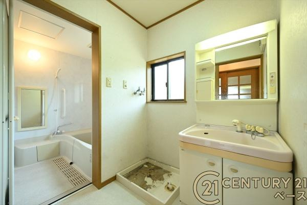 磯城郡三宅町大字伴堂の中古一戸建の独立洗面台|■現地撮影写真■ ゆったりとした広さの快適な洗面スペースです。