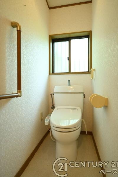 磯城郡三宅町大字伴堂の中古一戸建のトイレ|■現地撮影写真■ ウォシュレット付きトイレ。手すりも備わっています。