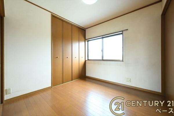 磯城郡三宅町大字伴堂の中古一戸建の洋室|■現地撮影写真■ ２階の４．５帖洋室です。収納スペースも豊富にございます。