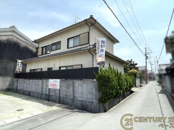 磯城郡三宅町大字伴堂の中古一戸建の前面道路含む現地写真|■現地撮影写真■ 南西角地で北側は駐車場となっており、３方に建物が無く日当たり・通風良好。