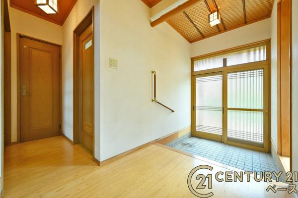 磯城郡三宅町大字伴堂の中古一戸建の玄関|■現地撮影写真■ 明るく開放的な玄関。廊下の床材もとても綺麗に保たれています。