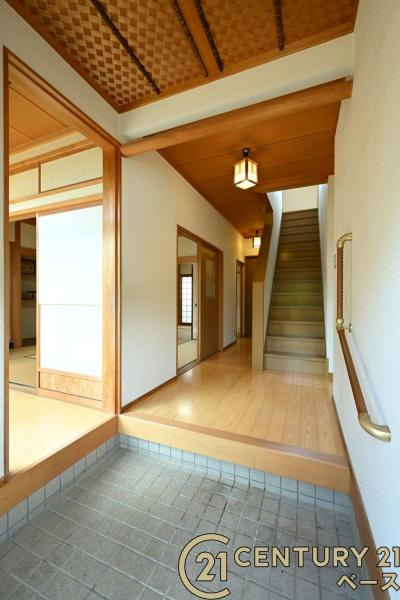 磯城郡三宅町大字伴堂の中古一戸建の内装|■現地撮影写真■ 玄関から直接縁側・和室にもアクセスできます。