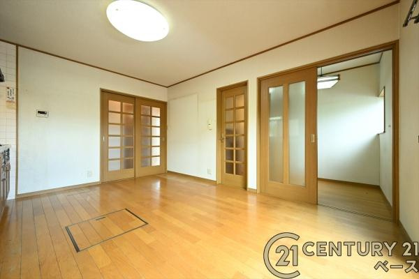 磯城郡三宅町大字伴堂の中古一戸建の居間・リビング|■現地撮影写真■ リビングの横には２帖の個室があり、書斎や収納部屋など自由にご活用いただけます。