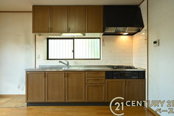 磯城郡三宅町大字伴堂の中古一戸建のキッチン|■現地撮影写真■ 収納量の多い、使い勝手のよいシステムキッチン。