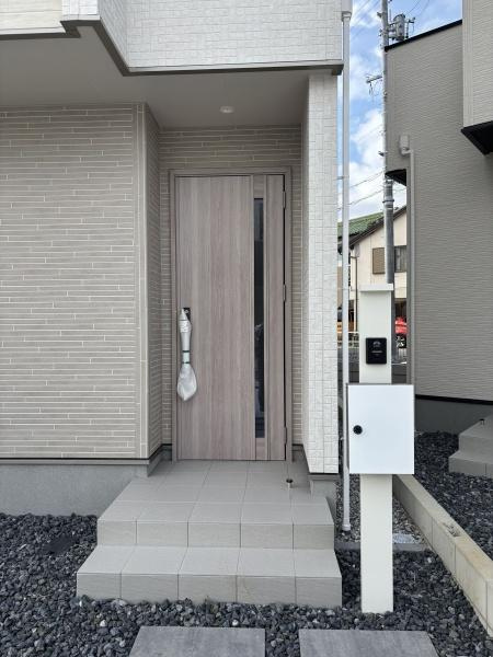 蒲郡市竹谷町第3　全3棟・3号棟の玄関|訪れる人を心地よく迎え入れます。