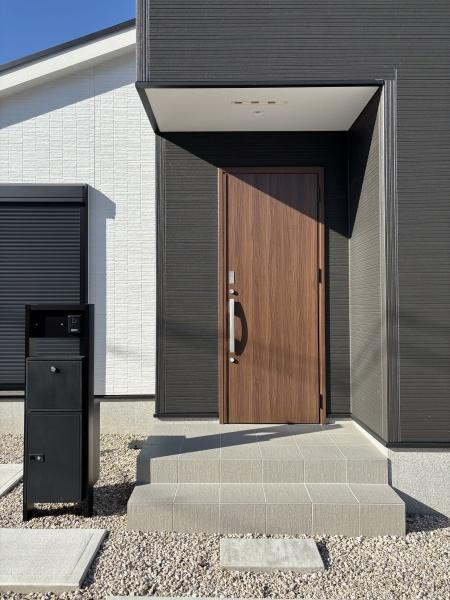 西尾吉良町富好新田24-1期　全5棟・3号棟の玄関|訪れる人を心地よく迎え入れます。