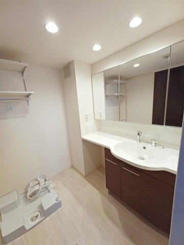 サニーグリーン北喜の独立洗面台|朝の支度にも助かる、独立の洗髪洗面化粧台