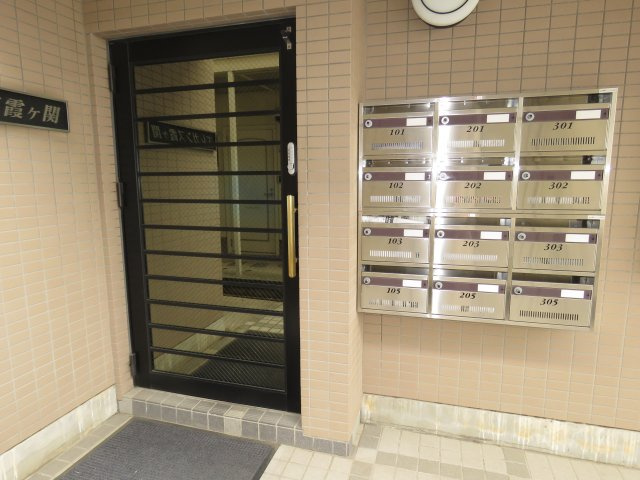 エレガンス霞ヶ関のエントランス