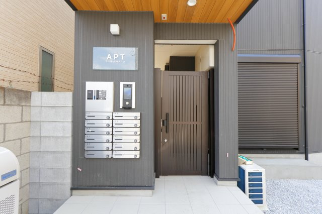 APT柴又のエントランス