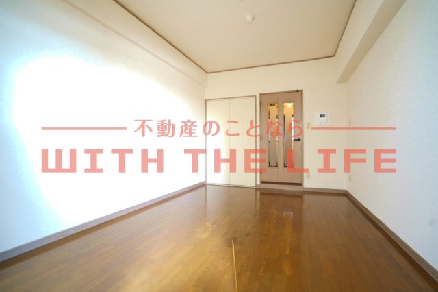 ダイナコート久留米本町【キャッシュバック対象物件】の居間・リビング|広々とした洋室です