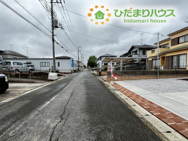 東松山市新宿町　新築一戸建て　ブルーミングガーデン　01の前面道路含む現地写真|前面道路幅6mで車の出入りもラクラク！