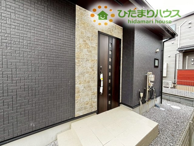 東松山市新宿町　新築一戸建て　ブルーミングガーデン　01のエントランス|雨や日差しを防ぎ、快適に出入りができる玄関ポーチあります！！