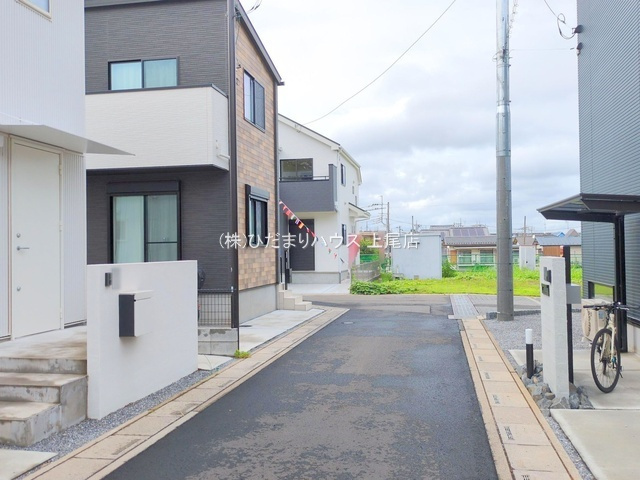 見沼区中川第3期　新築戸建　ハートフルタウンAの前面道路含む現地写真
