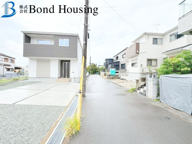 LDKは広々22.2帖・陽当良好　魚住町清水12期の前面道路含む現地写真