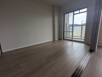 【洋室】 | ディオフェルティ鈴蘭台ガーデンヒルズ | リビングからの続き間になっていますので、さらに広くお使い頂けます。またカウンターキッチンからも目が届くので、小さなお子様がいても安心です。