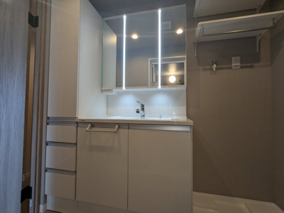 【独立洗面台】 | ディオフェルティ鈴蘭台ガーデンヒルズ | 洗面台も新調しております。タオル掛けハンガーもついて便利にお使い頂けます。