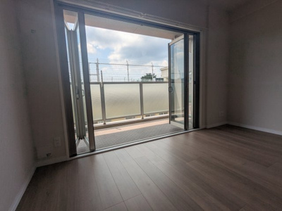 【洋室】 | ディオフェルティ鈴蘭台ガーデンヒルズ | 洋室約4.4帖　前面窓が開放できるので気持ちの良い空間になります。