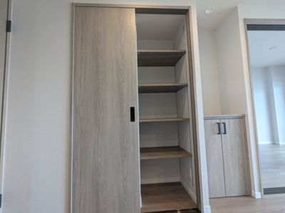 【収納】 | ディオフェルティ鈴蘭台ガーデンヒルズ | 玄関横の収納です。可動式の棚なので多様にお使い頂けます。