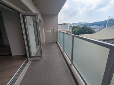 【バルコニー】 | ディオフェルティ鈴蘭台ガーデンヒルズ | 南向きで陽当り・通風良好です。窓が開放できるのでお掃除も楽々です。