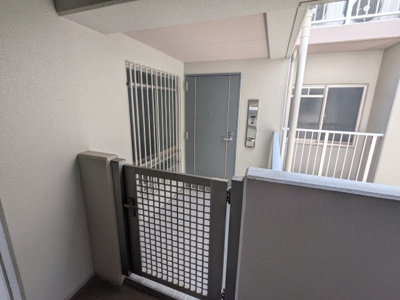 【玄関】 | ディオフェルティ鈴蘭台ガーデンヒルズ | 玄関ポーチ付きで戸建感覚でお使い頂けます。