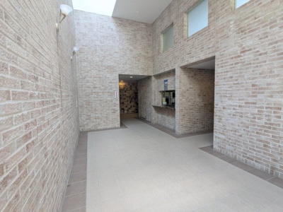 【エントランス】 | ディオフェルティ鈴蘭台ガーデンヒルズ | きれいなエントランスで明るく開放感がございます。