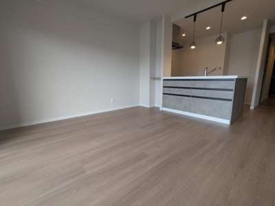 【居間・リビング】 | ディオフェルティ鈴蘭台ガーデンヒルズ | 落ち着いた色合いのリビングです。